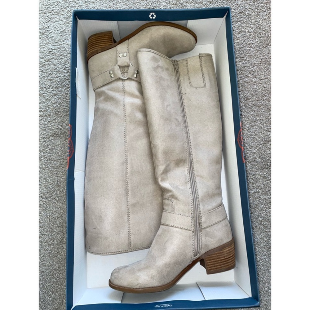 Boots with heel